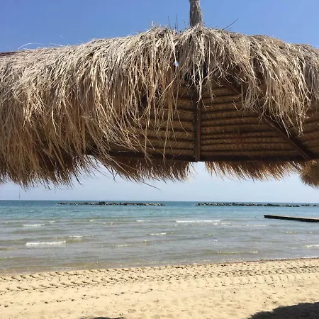 Di Fronte Al Mare Nella Pineta 아파트